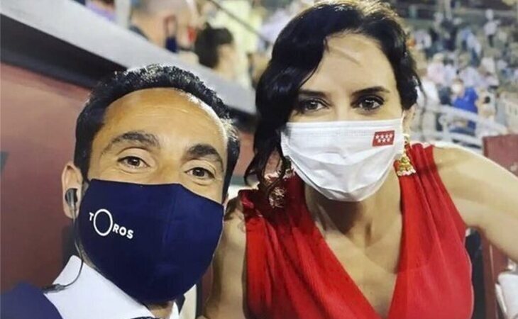 Instagram elimina una foto de Isabel Díaz Ayuso en una corrida de toros en Las Ventas "por violencia extrema"