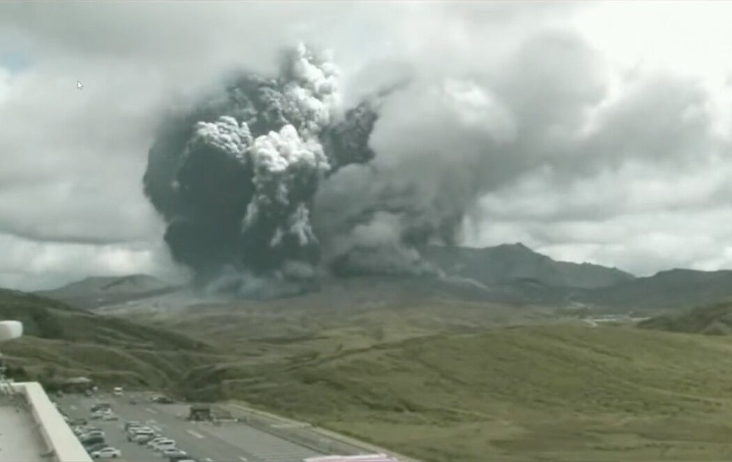 El volcán Monte Aso de Japón entra en erupción