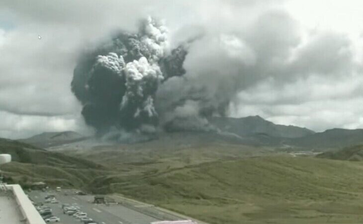 El volcán Monte Aso de Japón entra en erupción