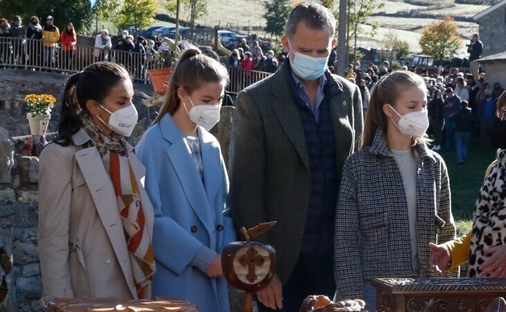 Los reyes, la princesa Leonor y la infanta Sofía visitan Santa María del Puerto, Pueblo Ejemplar de Asturias