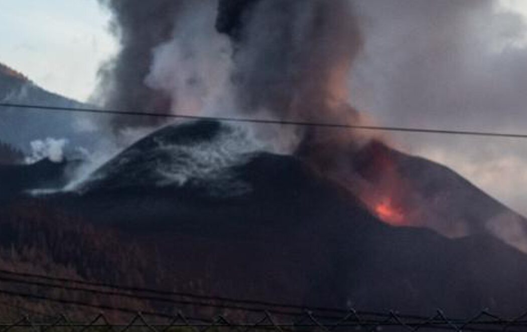 La nueva rotura del cono principal del volcán de La Palma empuja la lava sobre zonas ya destruidas