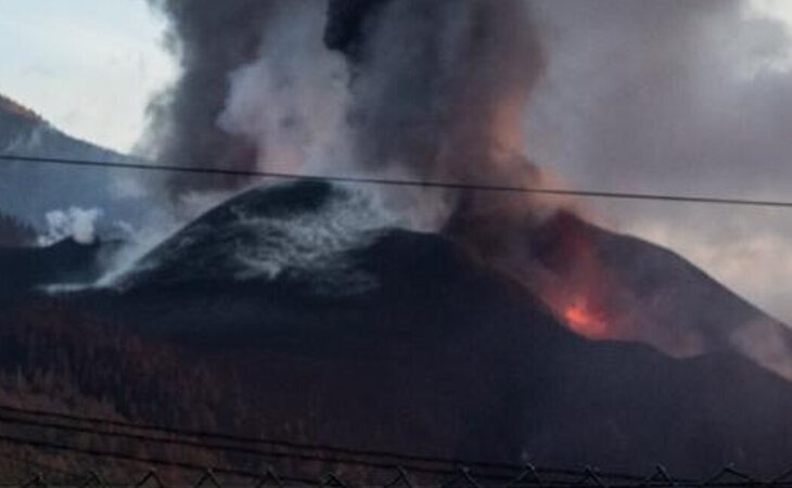 La nueva rotura del cono principal del volcán de La Palma empuja la lava sobre zonas ya destruidas