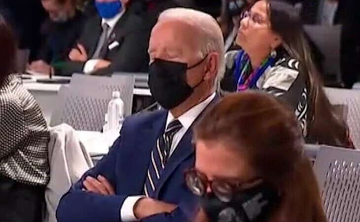 Joe Biden, presidente de EEUU, se duerme durante una ponencia de la COP26