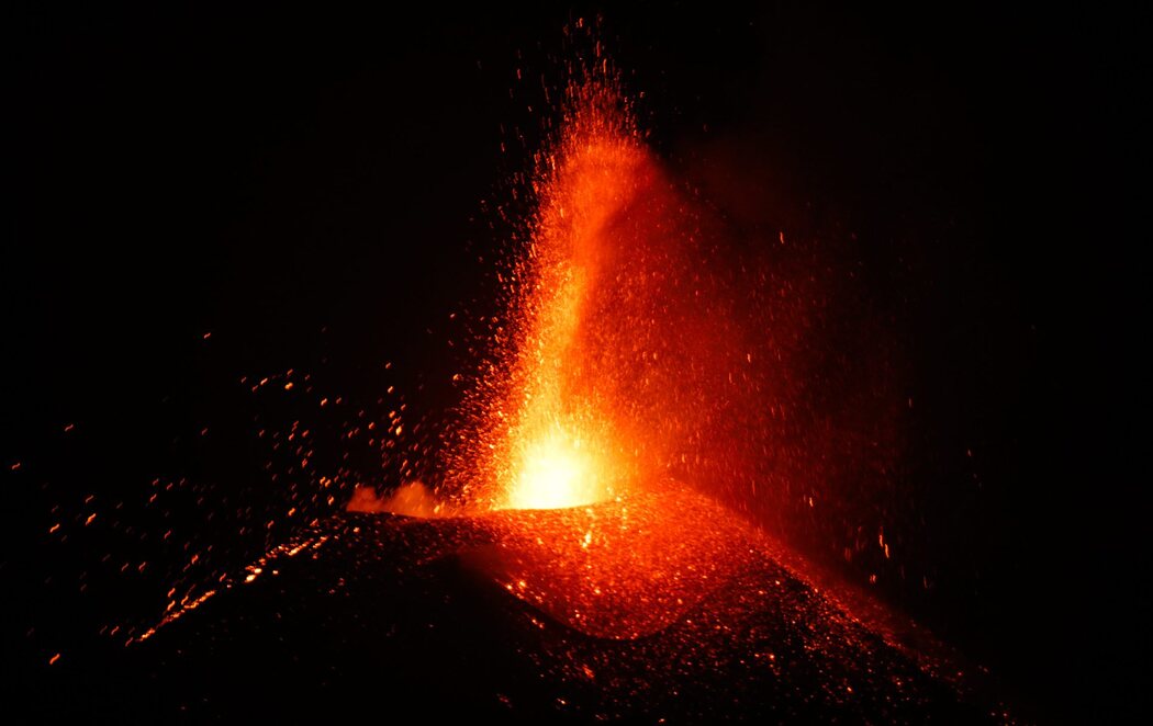 La erupción del volcán de La Palma se reactiva con una impresionante actividad estramboliana