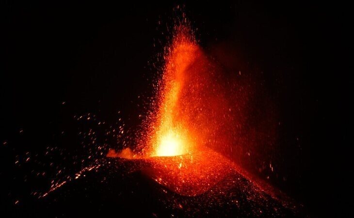 La erupción del volcán de La Palma se reactiva con una impresionante actividad estramboliana