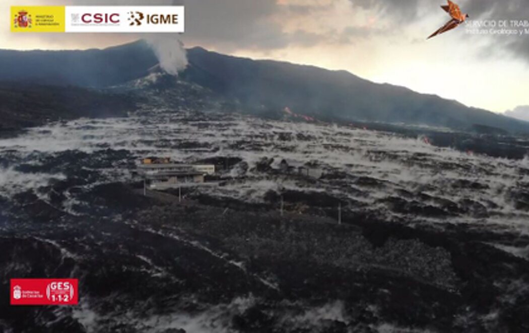 El 'mar de bruma' que han provocado las primeras lluvias sobre el volcán de La Palma