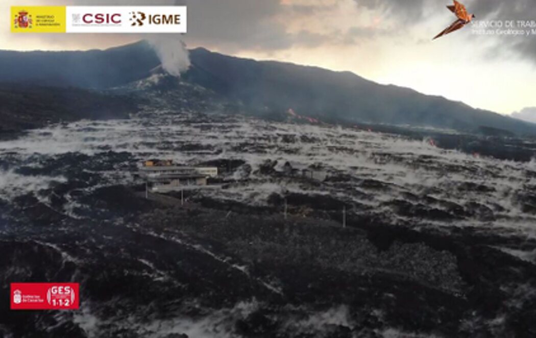 El 'mar de bruma' que han provocado las primeras lluvias sobre el volcán de La Palma
