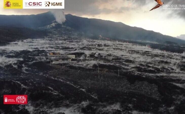 El 'mar de bruma' que han provocado las primeras lluvias sobre el volcán de La Palma