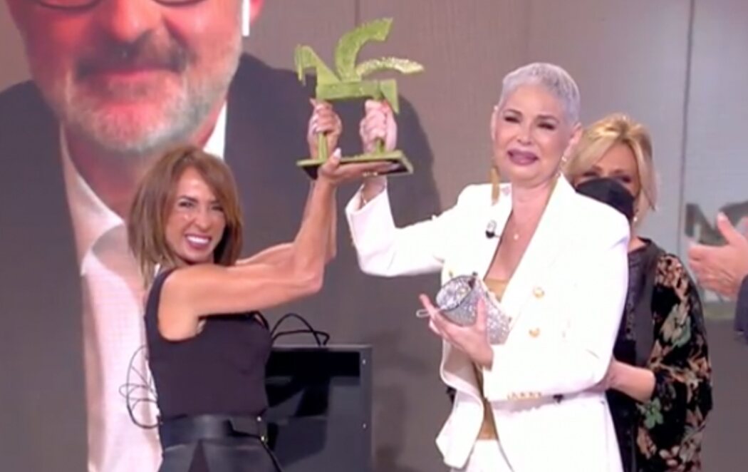 Precioso homenaje de 'Sábado Deluxe' a Isabel Torres entregándole el Premio Ondas por 'Veneno'