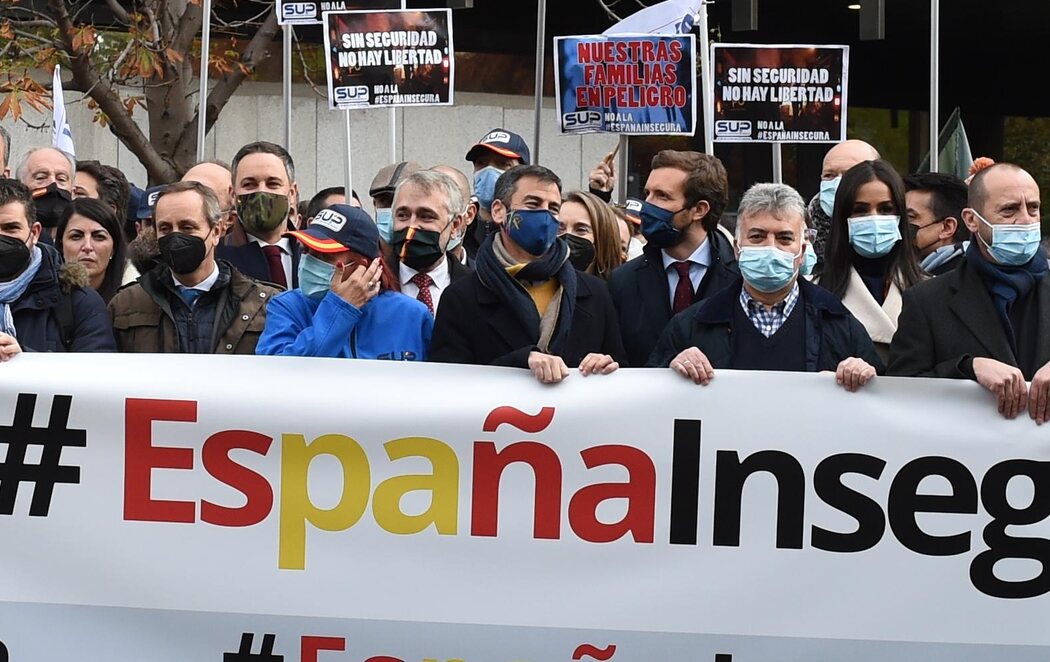 Nueva "foto de Colón": Abascal, Casado y Villacís posan juntos para defender la 'Ley Mordaza' frente al Gobierno