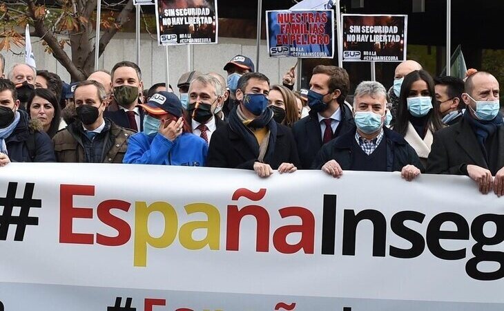 Nueva "foto de Colón": Abascal, Casado y Villacís posan juntos para defender la 'Ley Mordaza' frente al Gobierno