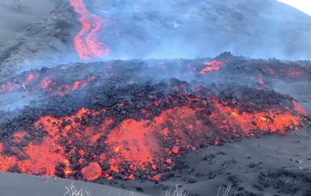 Aparece una nueva boca y colada al noreste del cono principal del volcán de La Palma