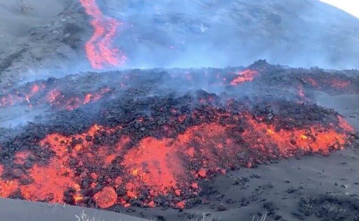 Aparece una nueva boca y colada al noreste del cono principal del volcán de La Palma