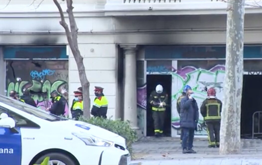 Mueren cuatro personas, entre ellas dos niños, en el incendio de un local okupado en Barcelona