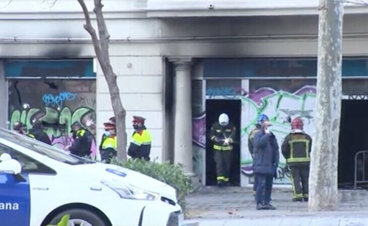 Mueren cuatro personas, entre ellas dos niños, en el incendio de un local okupado en Barcelona