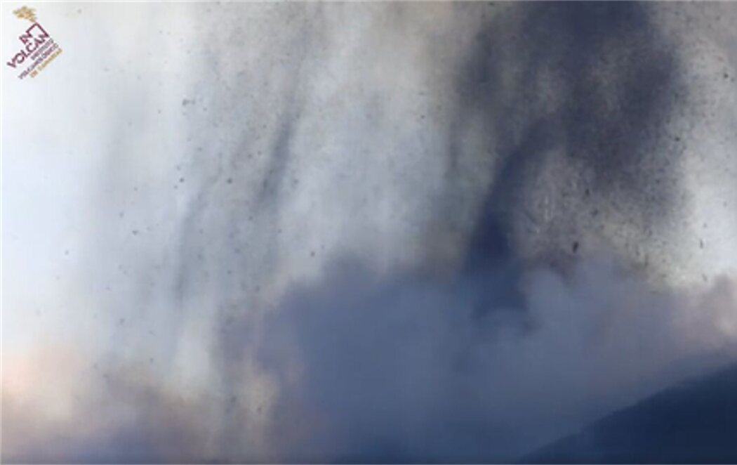 Intensa caída de bombas volcánicas en el volcán de La Palma