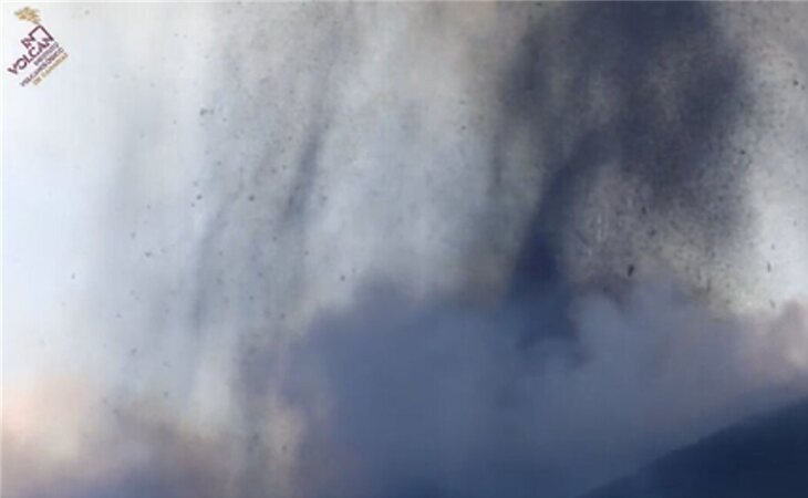 Intensa caída de bombas volcánicas en el volcán de La Palma