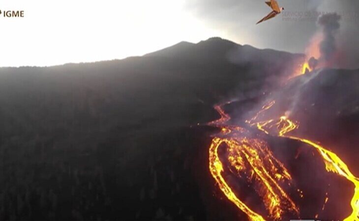 El volcán de La Palma se rearma de lava