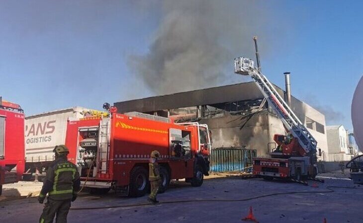 13 heridos, tres de ellos graves, por el incendio en una empresa de residuos en Tarragona