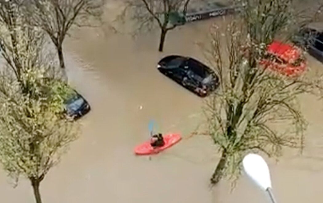 Desbordamientos de ríos, inundaciones y carreteras cortadas por el temporal en Navarra, País Vasco y Cantabria