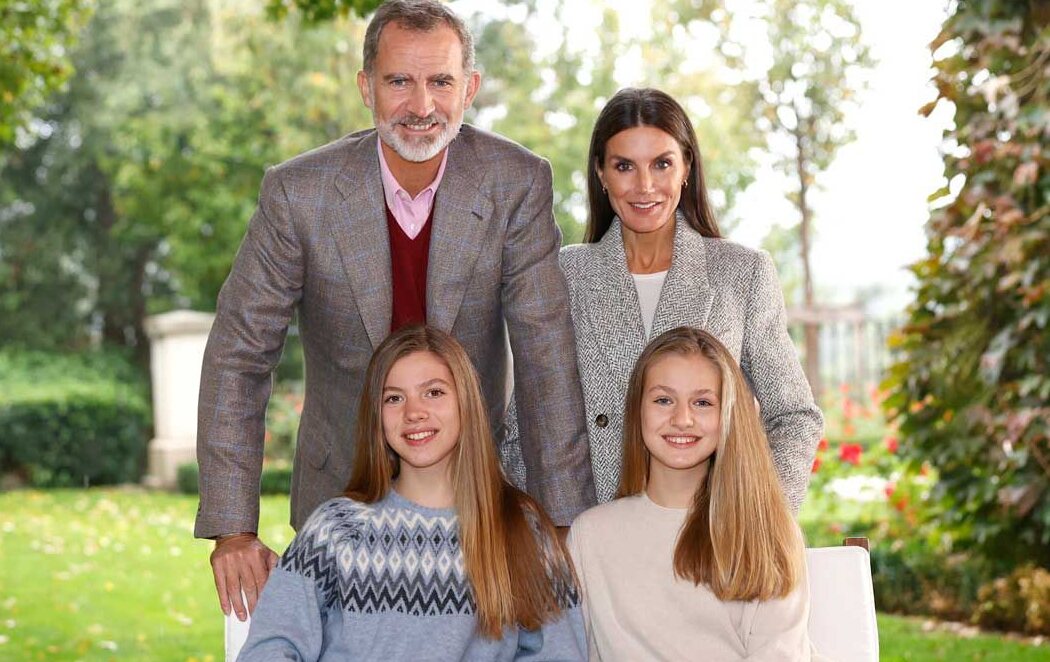 Los reyes felicitan la Navidad con una foto junto a sus hijas desde La Zarzuela