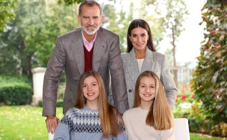 Los reyes felicitan la Navidad con una foto junto a sus hijas desde La Zarzuela