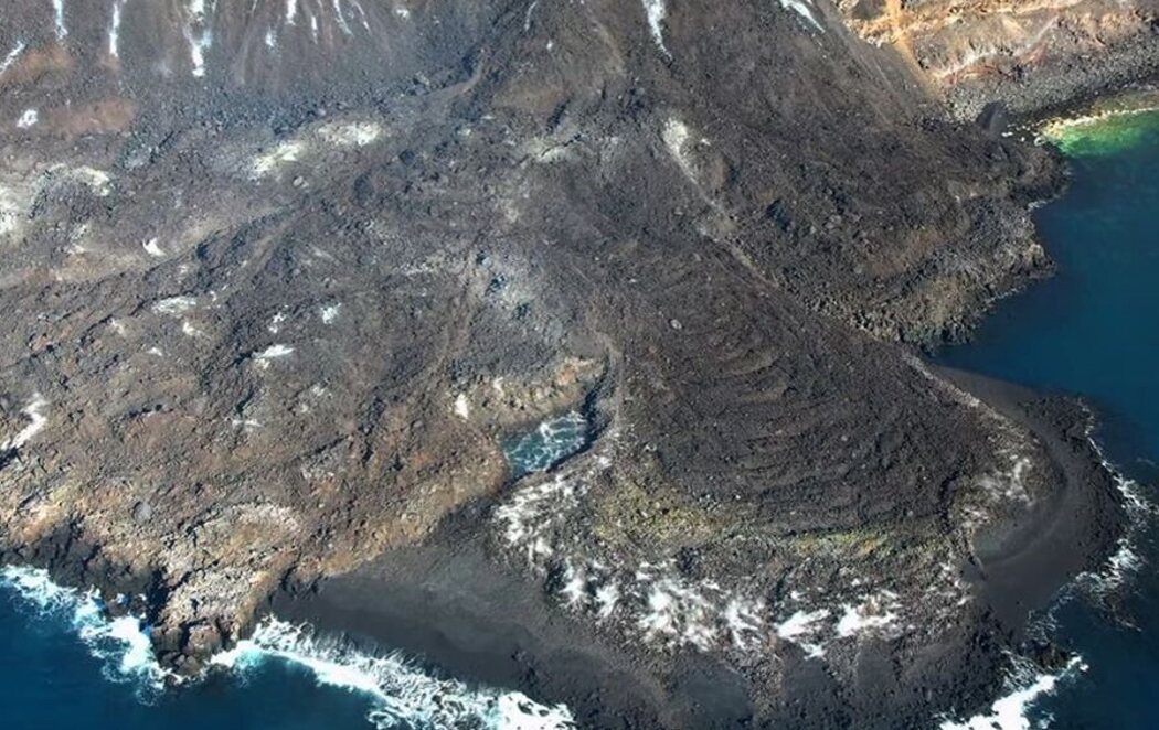 Las fajanas del volcán de Cumbre Vieja crean nuevas playas en la costa de La Palma