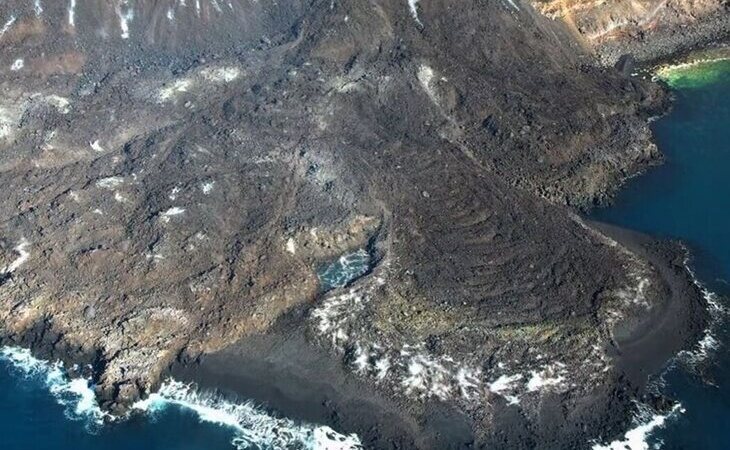 Las fajanas del volcán de Cumbre Vieja crean nuevas playas en la costa de La Palma