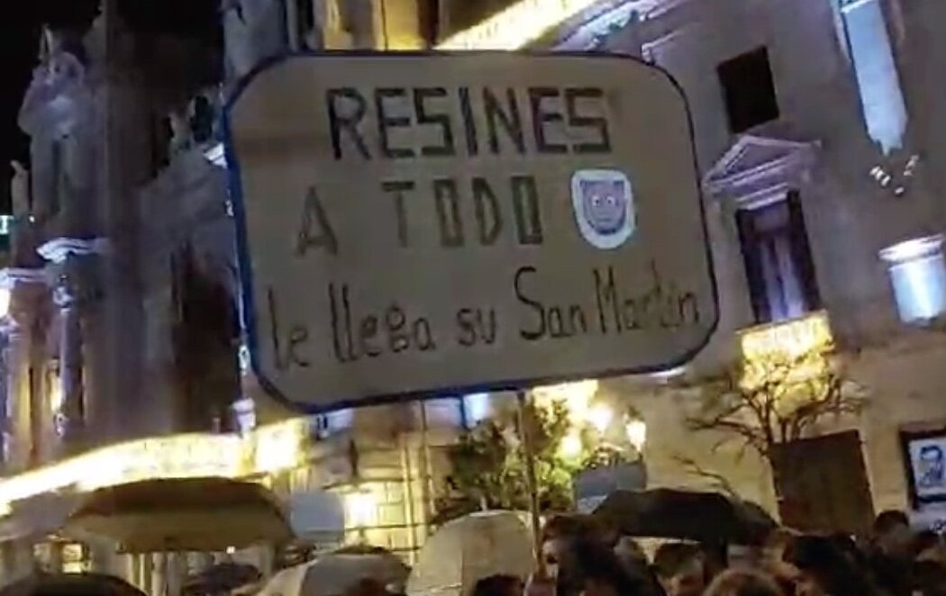 La indignante pancarta contra Antonio Resines en la manifestación contra el pasaporte covid en Valencia