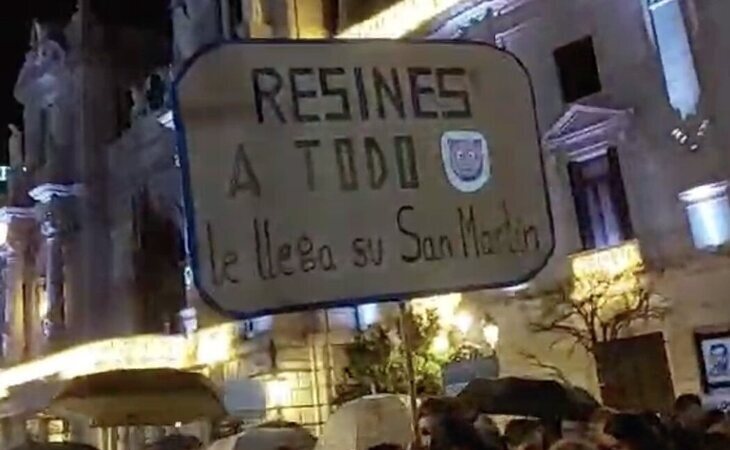 La indignante pancarta contra Antonio Resines en la manifestación contra el pasaporte covid en Valencia