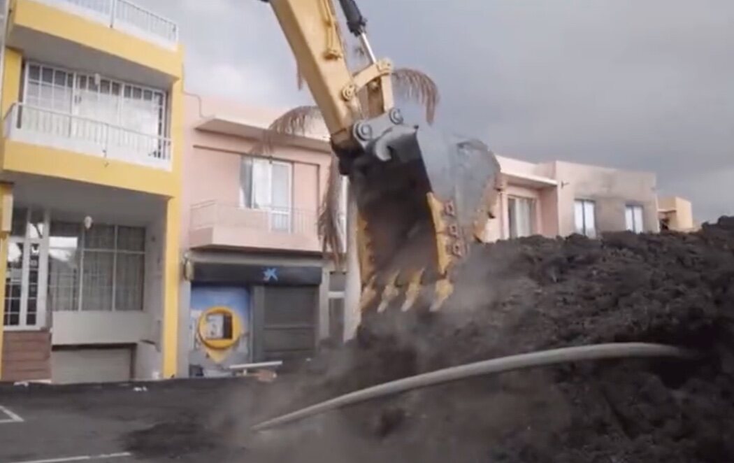 Comienza la reconstrucción de La Palma tras el fin del volcán: retiran lava en el barrio de La Laguna