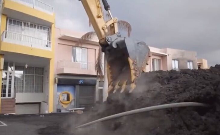 Comienza la reconstrucción de La Palma tras el fin del volcán: retiran lava en el barrio de La Laguna