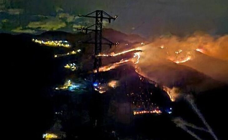Medio centenar de incendios forestales asolan Asturias