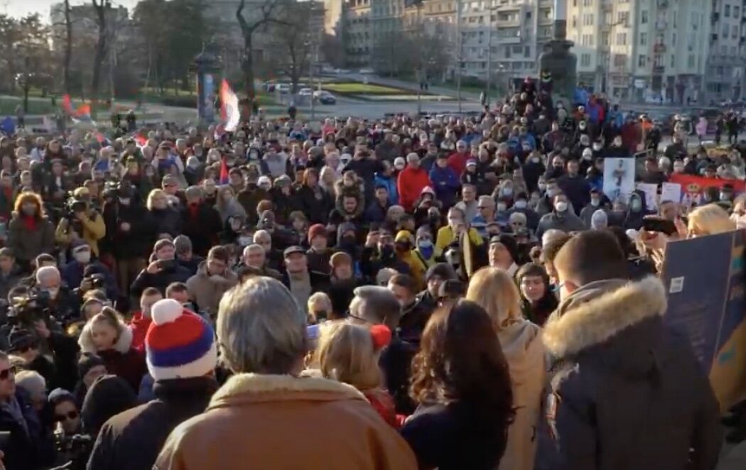 Los partidarios de Djokovic se concentran frente al parlamento serbio en apoyo al tenista