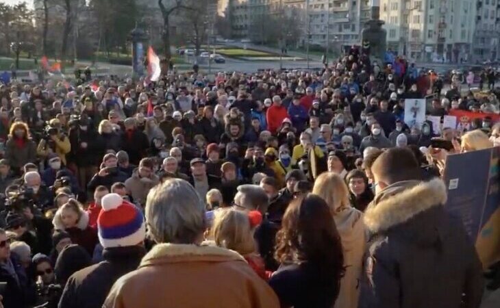 Los partidarios de Djokovic se concentran frente al parlamento serbio en apoyo al tenista