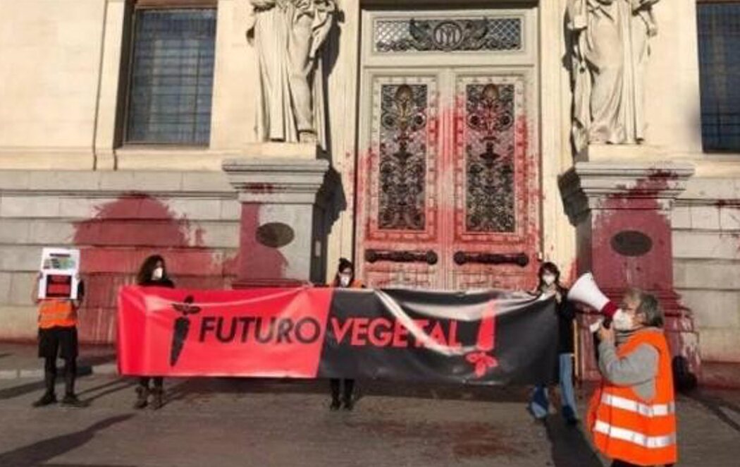 Activistas ecologistas arrojan pintura contra el Ministerio de Agricultura en protesta contra las macrogranjas