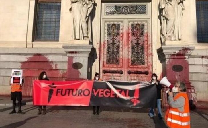 Activistas ecologistas arrojan pintura contra el Ministerio de Agricultura en protesta contra las macrogranjas