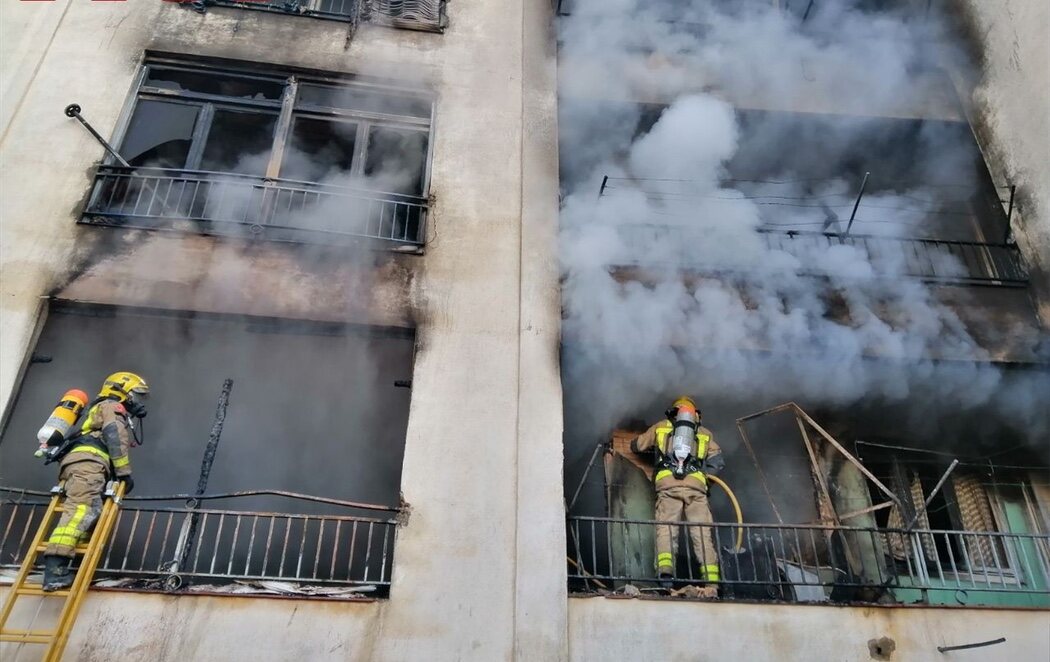 Un centenar de personas, sin poder volver a sus viviendas por el incendio de Solsona (Lleida)