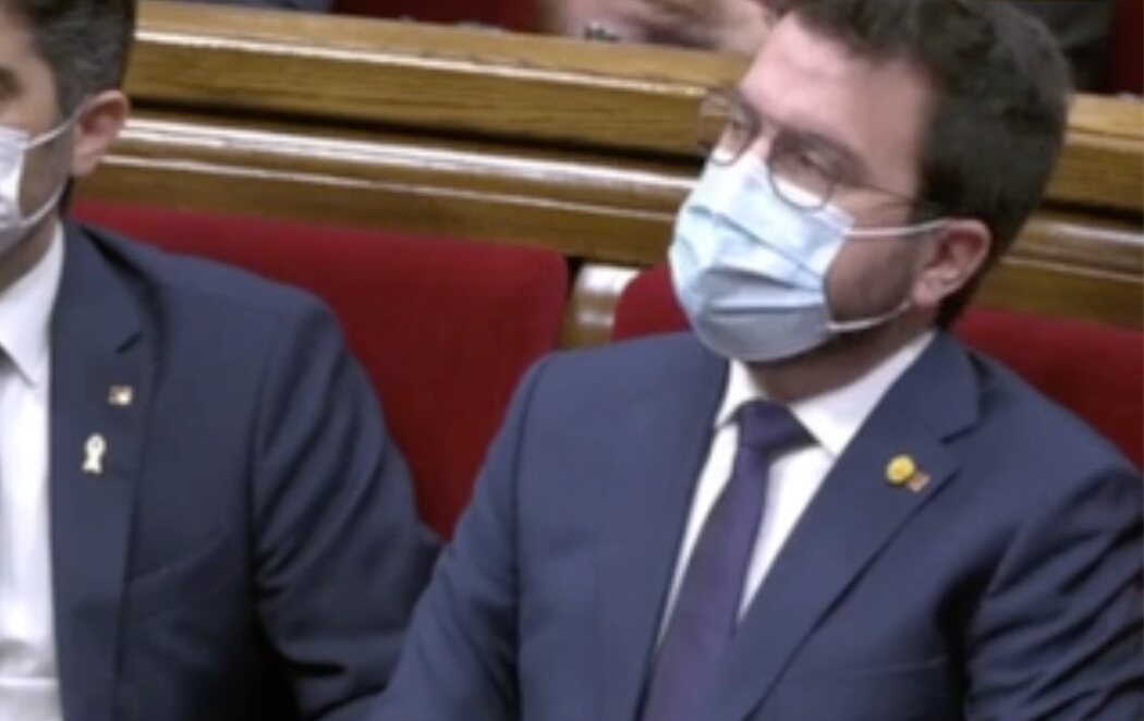 Tensión en el Parlament después de que un diputado de VOX haya llamado "hijo de puta" a Pere Aragonès