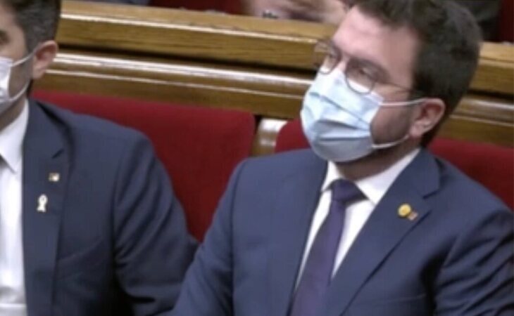 Tensión en el Parlament después de que un diputado de VOX haya llamado "hijo de puta" a Pere Aragonès