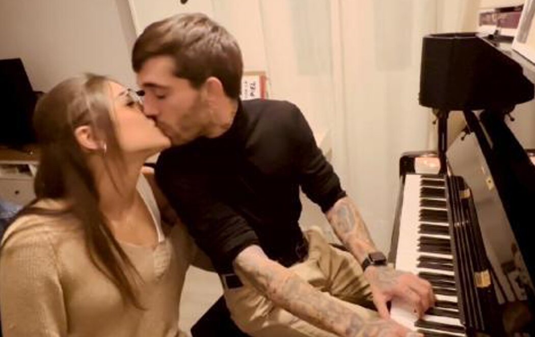 Ana Guerra y Víctor Elías confirman su relación con un beso