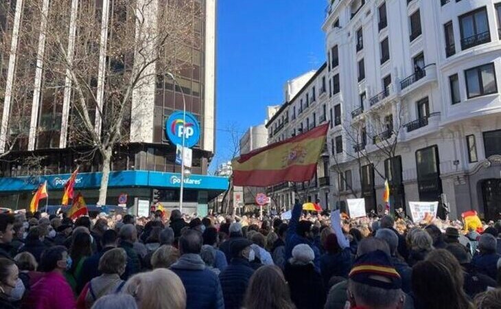 Multitudinaria manifestación en Génova a favor de Ayuso pidiendo la dimisión de Pablo Casado
