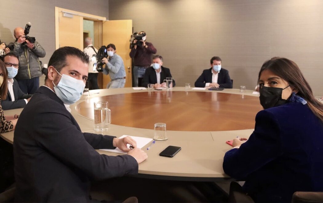 Fracasa la reunión entre Mañueco y Tudanca: el aspirante del PP se marcha a los 15 minutos cuando le han mencionado la corrupción