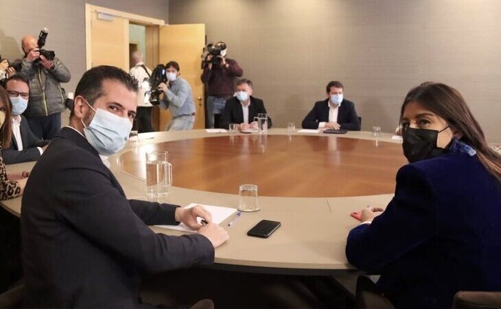 Fracasa la reunión entre Mañueco y Tudanca: el aspirante del PP se marcha a los 15 minutos cuando le han mencionado la corrupción