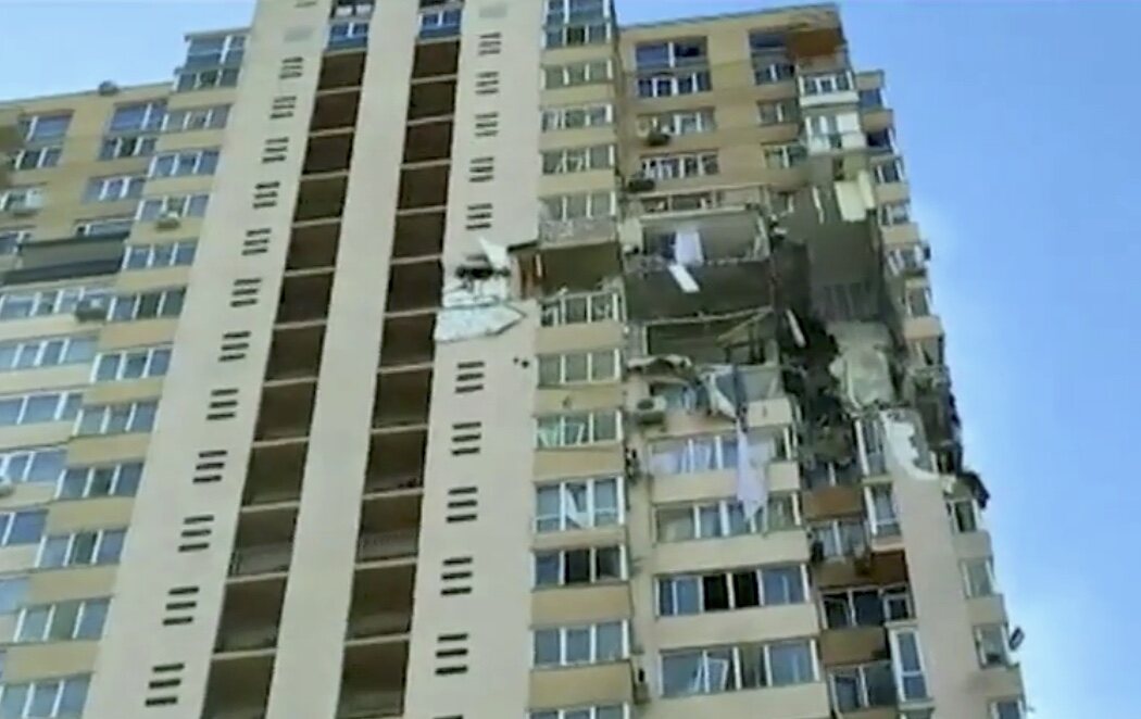 Un misil ruso impacta en un edificio residencial en Kiev