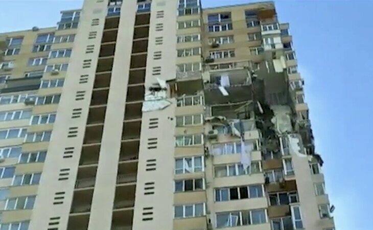 Un misil ruso impacta en un edificio residencial en Kiev