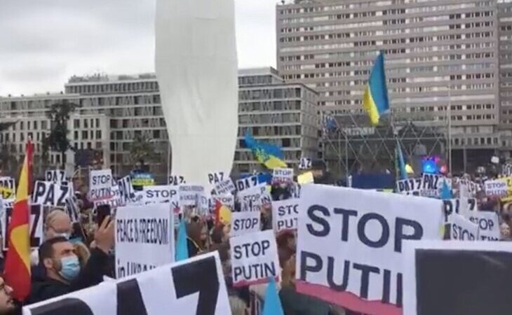 Multitudinaria manifestación en Madrid contra la invasión rusa a Ucrania