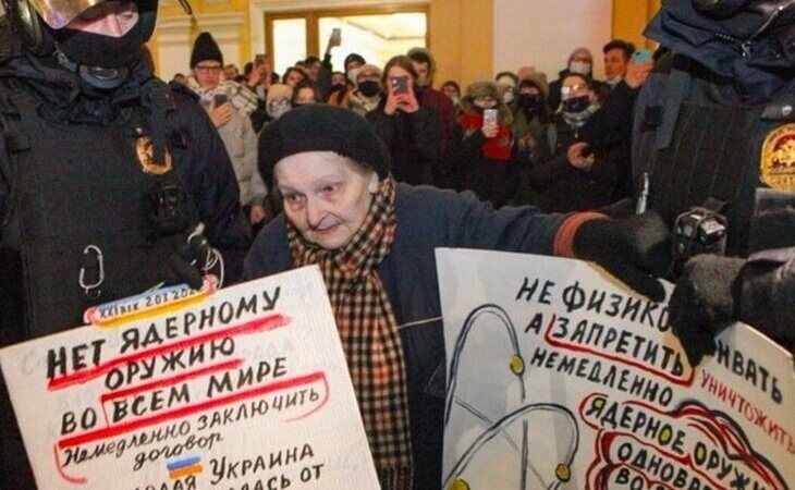 La policía rusa detiene a Yelena Osipova, superviviente de la II Guerra Mundial,  por manifestarse en contra de la guerra