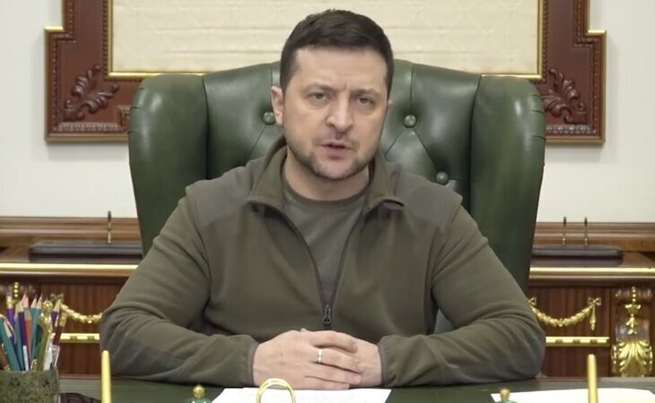 Zelenski reaparece desde la oficina de la Presidencia en Kiev: "No tengo miedo a nadie"