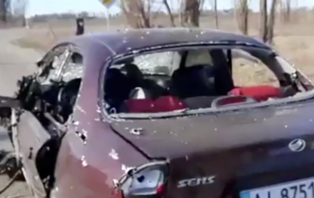 El ejército ruso destruye un coche con una pareja de ancianos ucranianos dentro